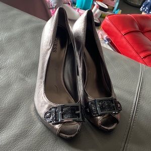 Guess pewter silver leather snakeskin heels